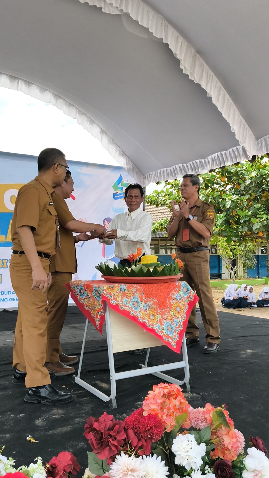 Foto Meriah dan Penuh Khidmat: Perayaan HUT SMPN 14 Samarinda Menjadi Momentum Penguatan Sinergi Pendidikan