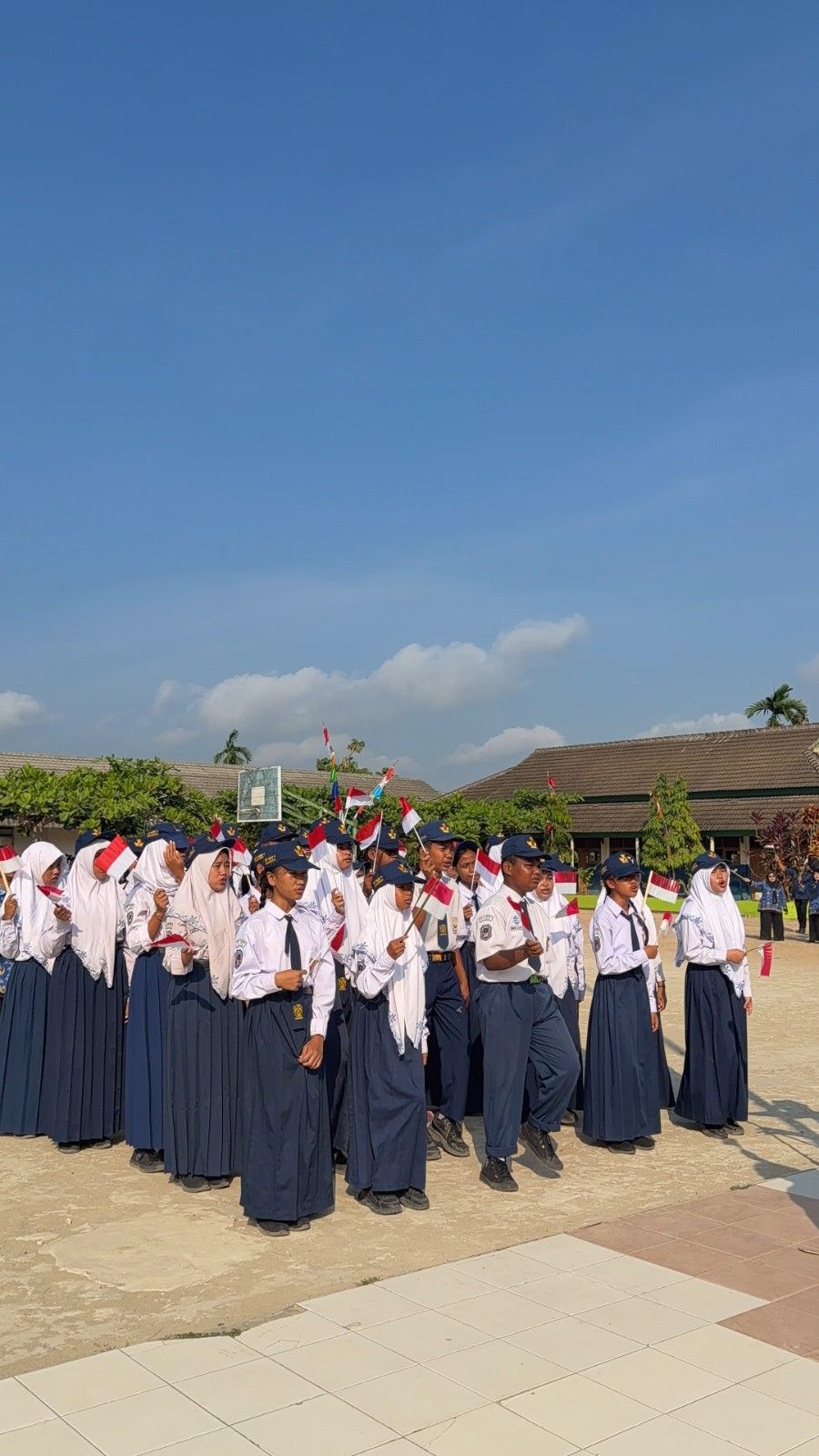 Foto Sejarah Baru ! Tangis Haru dan Bangga, Warnai Upacara Kemerdekaan Perdana Di Lapangan Sendiri