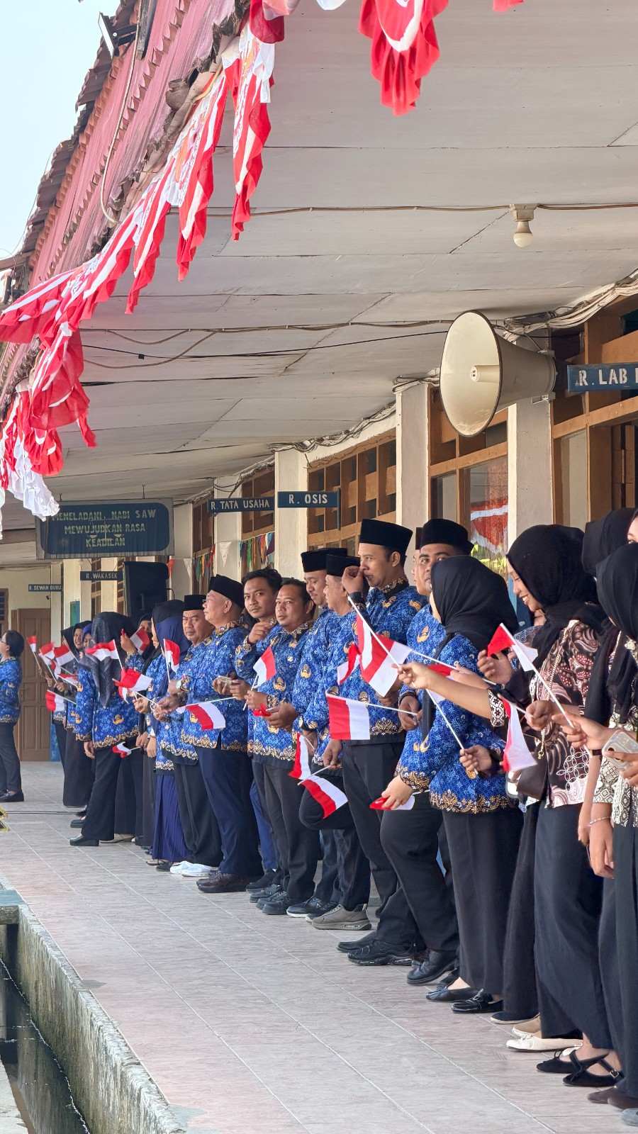 Foto Sejarah Baru ! Tangis Haru dan Bangga, Warnai Upacara Kemerdekaan Perdana Di Lapangan Sendiri