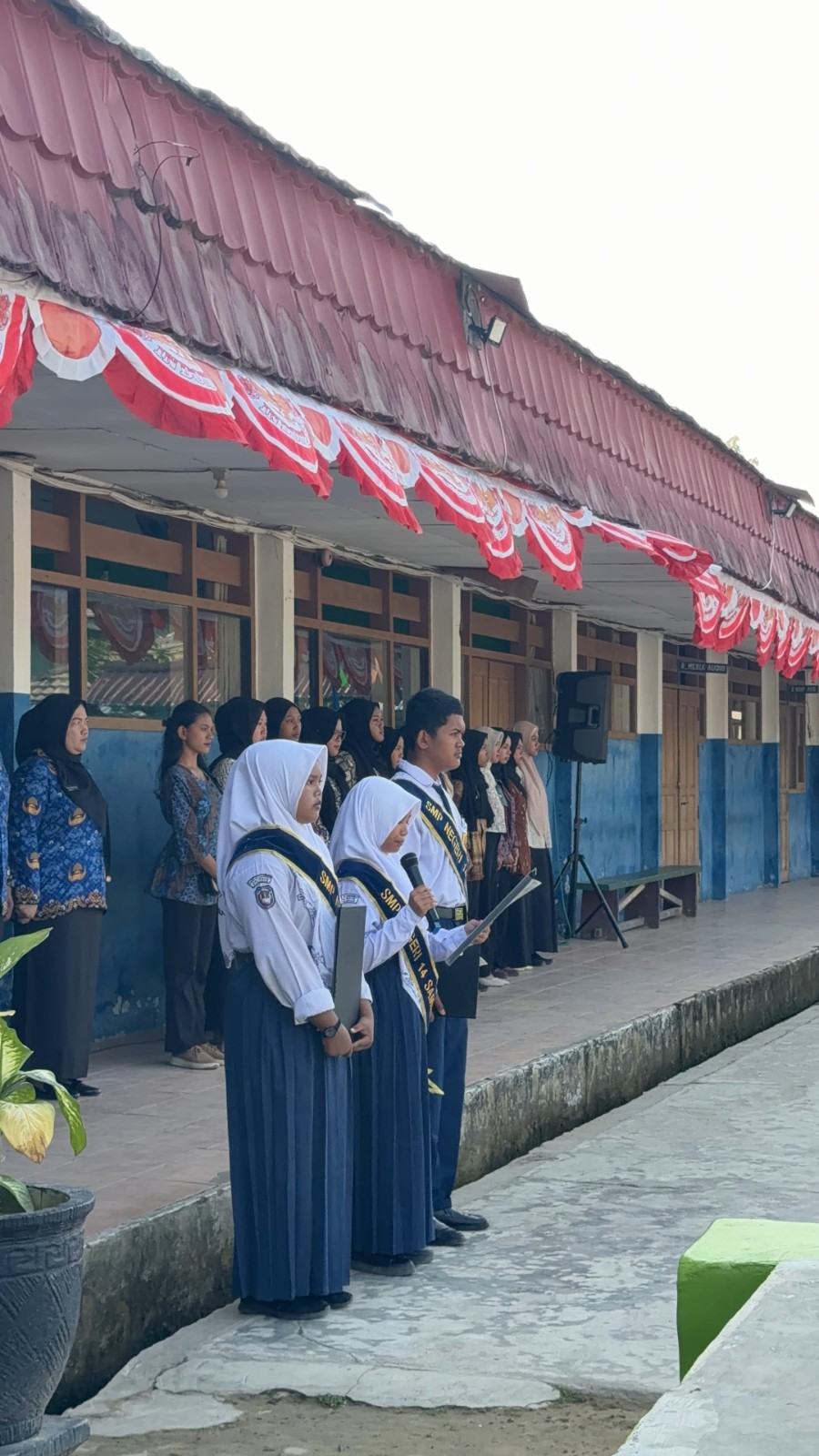 Foto Sejarah Baru ! Tangis Haru dan Bangga, Warnai Upacara Kemerdekaan Perdana Di Lapangan Sendiri