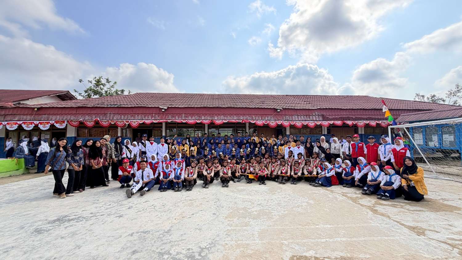 Foto Sejarah Baru ! Tangis Haru dan Bangga, Warnai Upacara Kemerdekaan Perdana Di Lapangan Sendiri
