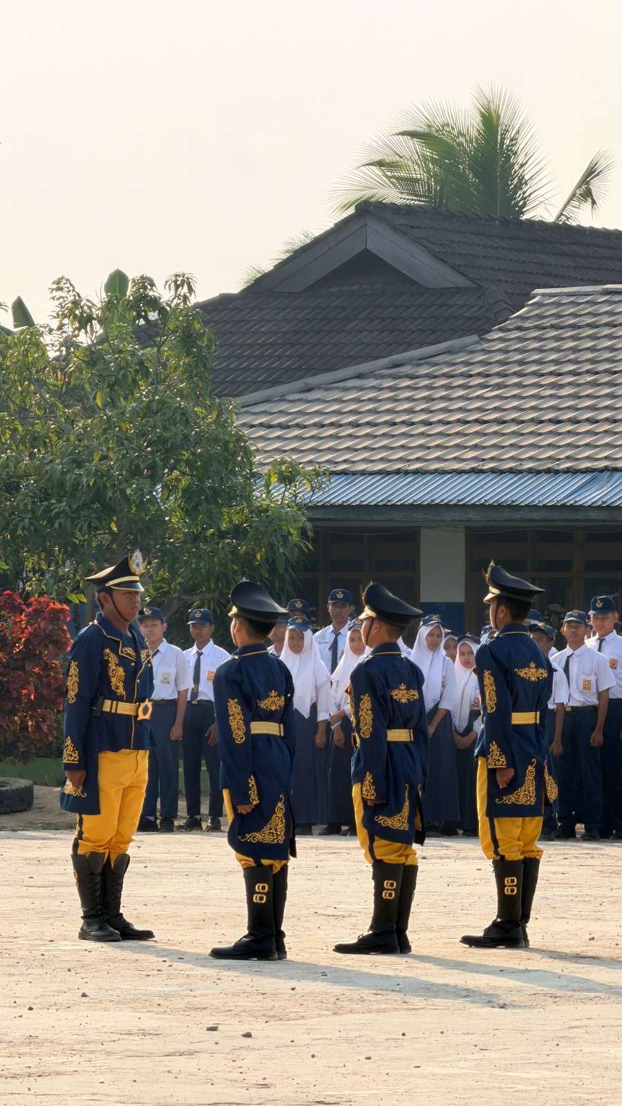 Foto Sejarah Baru ! Tangis Haru dan Bangga, Warnai Upacara Kemerdekaan Perdana Di Lapangan Sendiri