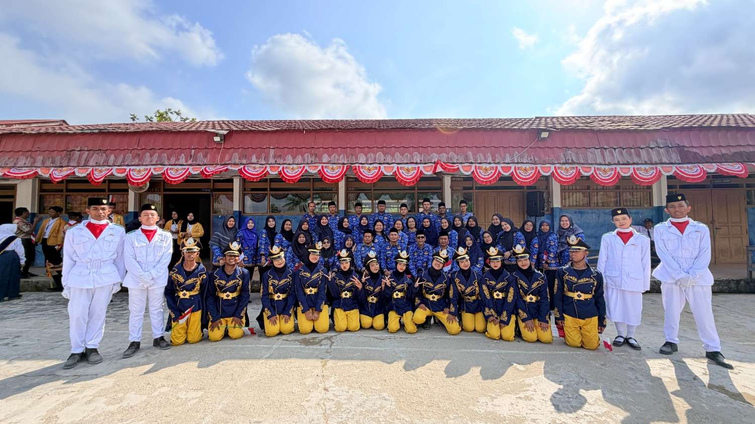 Foto Sejarah Baru ! Tangis Haru dan Bangga, Warnai Upacara Kemerdekaan Perdana Di Lapangan Sendiri