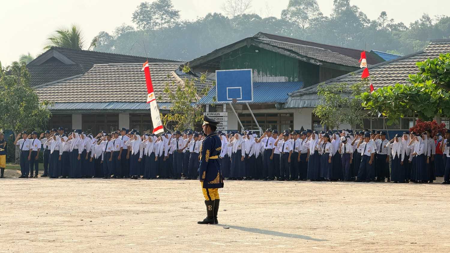 Foto Sejarah Baru ! Tangis Haru dan Bangga, Warnai Upacara Kemerdekaan Perdana Di Lapangan Sendiri