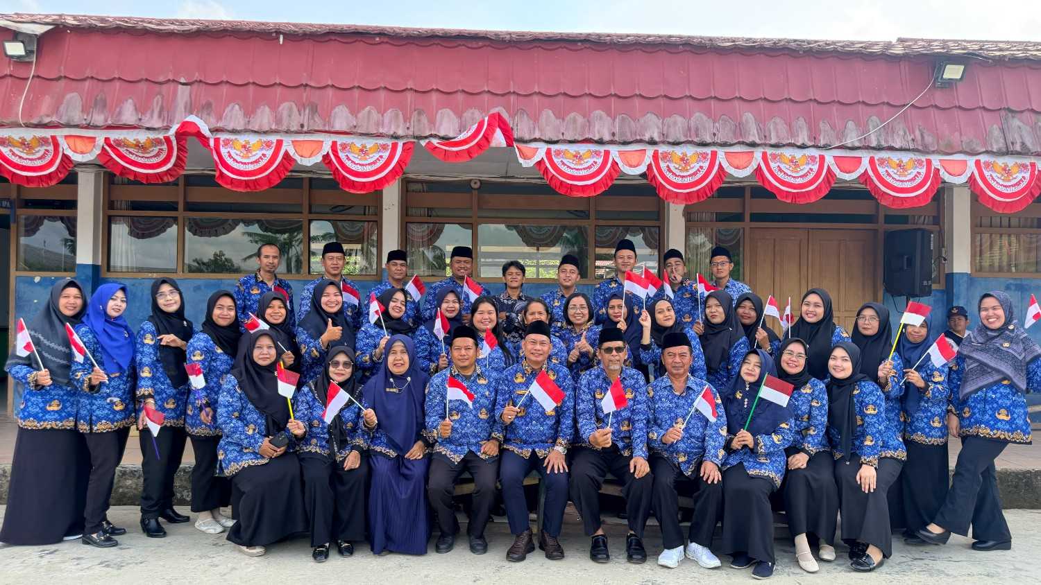 Foto Sejarah Baru ! Tangis Haru dan Bangga, Warnai Upacara Kemerdekaan Perdana Di Lapangan Sendiri