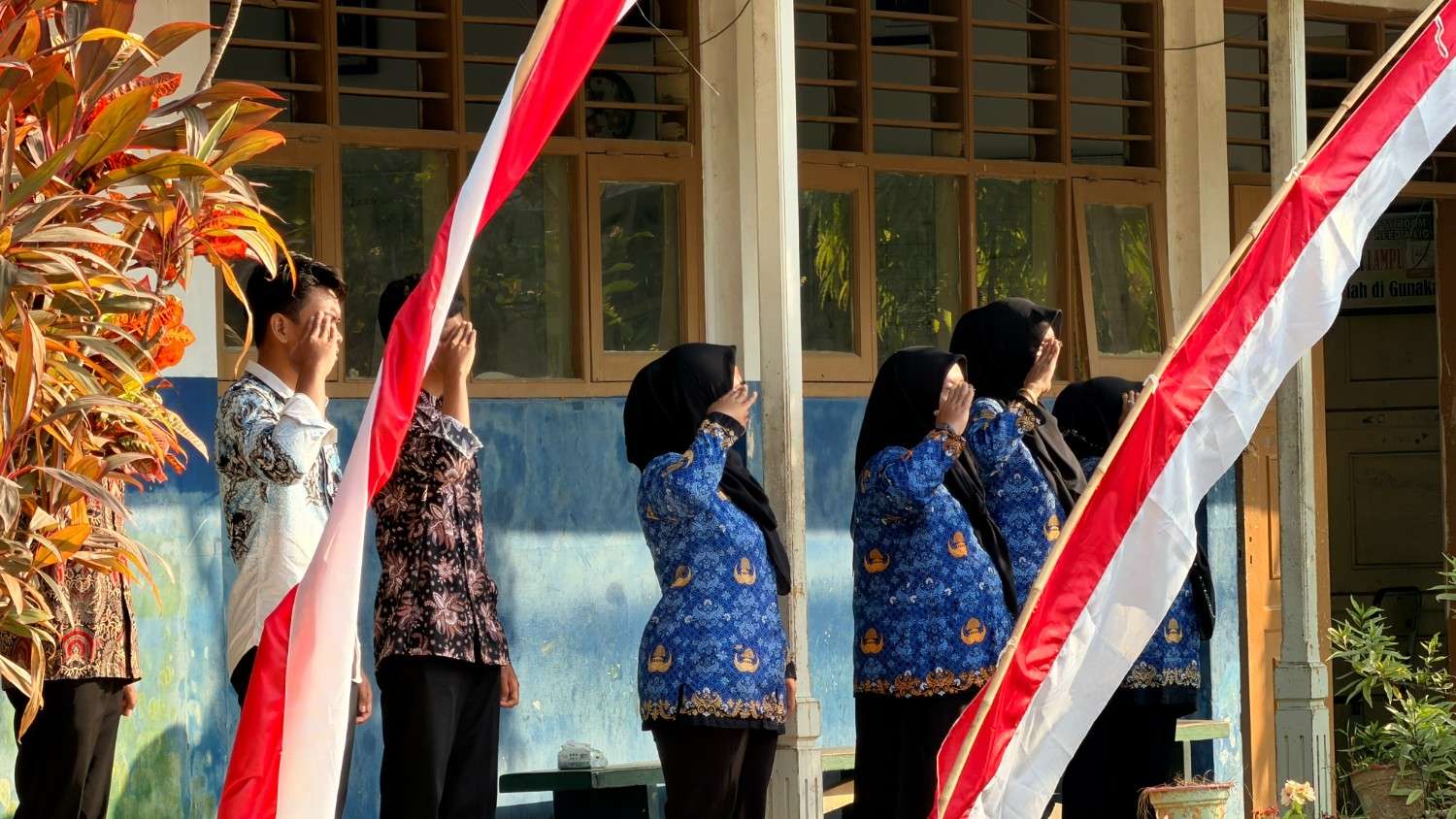 Foto Sejarah Baru ! Tangis Haru dan Bangga, Warnai Upacara Kemerdekaan Perdana Di Lapangan Sendiri