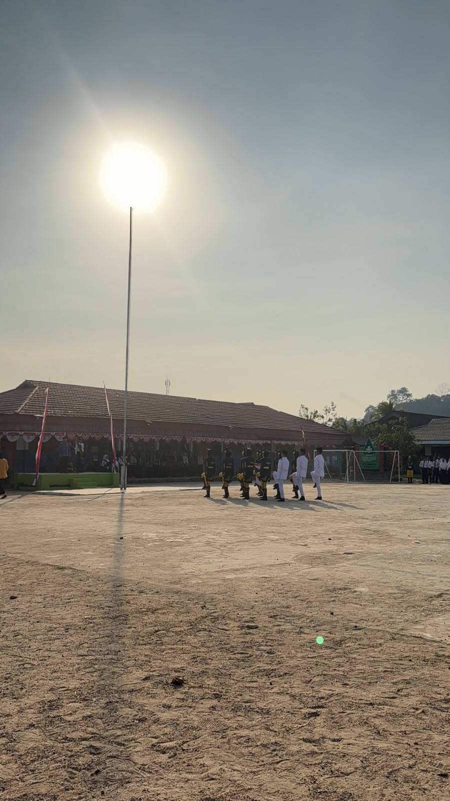 Foto Sejarah Baru ! Tangis Haru dan Bangga, Warnai Upacara Kemerdekaan Perdana Di Lapangan Sendiri